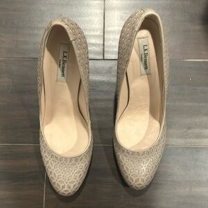 LK Bennett Tan/ Taupe Heels Classic Design.
Is great used condition.